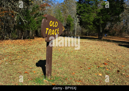 Parte della vecchia Natchez Trace passa dal Meriwether Lewis monumento lungo il Natchez Trace Parkway, Tennessee. Foto Stock