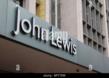 Angolo di visualizzazione di John Lewis branding all'esterno del suo store su Oxford Street, Londra, Regno Unito. Foto Stock