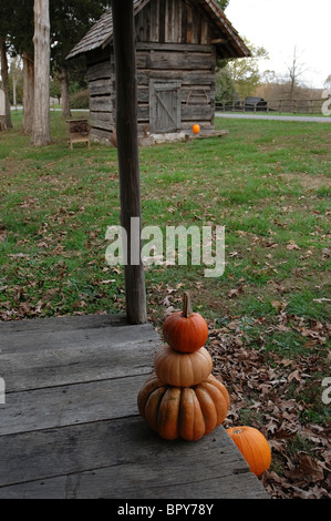 Collinsville storico Southside Tennessee zucche impilate sulla veranda in legno Foto Stock