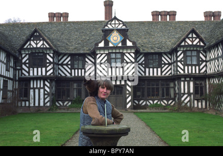 Caroline Colthurst ex modella e il suo gatto domestico a Pitchford Hall nello Shropshire 6/3/92. Caroline Colthurst ex modella di moda nella sua casa ancestrale Pitchford Hall nello Shropshire . La famiglia fu costretta a lasciare la casa dopo il disastro dei nomi dei Lloyd. Caroline morì nel 2010 foto di DAVID BAGNALL Foto Stock