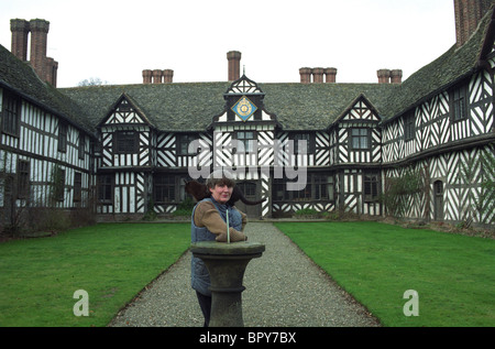 Caroline Colthurst ex modella e il suo gatto domestico a Pitchford Hall nello Shropshire 6/3/92. Foto di DAVID BAGNALL Foto Stock