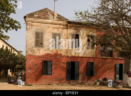 Case coloniali sul lungomare, Isola di Gorée, Senegal Foto Stock