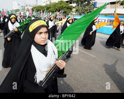 I sostenitori di studenti Imamia Organization (ISO) passano attraverso MA.Jinnah road durante la Al-Quds rally a Karachi Foto Stock