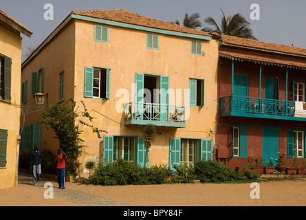 Case coloniali sul lungomare, Isola di Gorée, Senegal Foto Stock