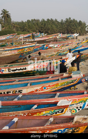 Piroghe sdraiato sulla spiaggia di pesca, Mbour, Petit Côte, Senegal Foto Stock