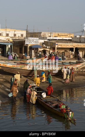 Piroghe sulla riva del fiume Senegal, Saint-Louis, Senegal Foto Stock