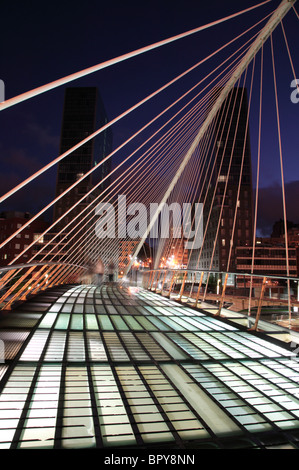 Immagine notturna del ponte Zubizuri attraverso il fiume Nervion di Bilbao, Spagna. Foto Stock