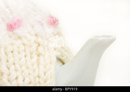 Abstract close up di tè pentola e lavorati a maglia copriteiera. Foto Stock