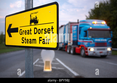 Segno rivolto verso il Grande Dorset Fiera a vapore e un camion essendo pilotati a casa il giorno finale, Dorset, Inghilterra, Regno Unito sett 2010 Foto Stock