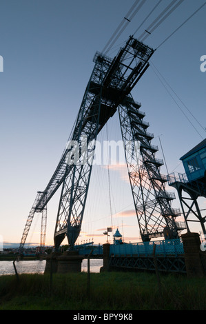 Newport Transporter Bridge South Wales UK. Il ponte attraversa il fiume Usk oltre che essa porta auto, camion e pedoni. Foto Stock