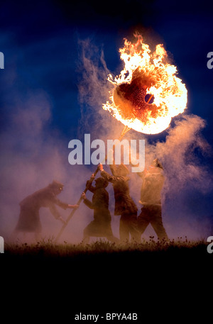 I preparativi per il 2010 notte dei falò nel villaggio di east hoathly nelle vicinanze del Lewes. Papaveri sono trasportati come un atto di ricordo. Foto Stock