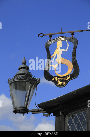 Un segno al di fuori del centro storico Mermaid Inn a Rye, una delle più antiche locande in Inghilterra. Foto Stock