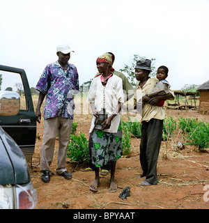 Dong Laar ora lasciare il Gambaga camp e tornare al suo villaggio in Gagar, Est Ghana. Essendo stato lontano per gli ultimi trenta Foto Stock