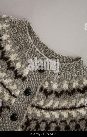 Primo piano taglio di un maglione invernale islandese in lana lavorato a maglia per uomo o donna, realizzato a mano in Islanda, artigianato in Europa, crochet islandese in lana Foto Stock