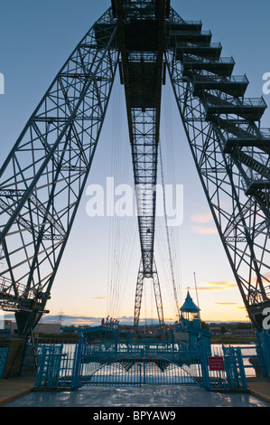 Newport Transporter Bridge South Wales UK. Il ponte attraversa il fiume Usk oltre che essa porta auto, camion e pedoni. Foto Stock