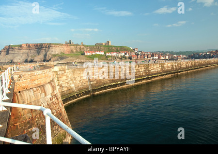 La famosa località balneare di Whitby. L'Abbazia e St Marys Chiesa stand alto sopra la città che si affaccia dalle scogliere. Foto Stock