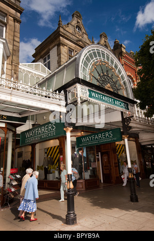 Regno Unito, Inghilterra, Merseyside, Southport, Lord Street, viandanti Arcade in ghisa tettoia di ingresso Foto Stock