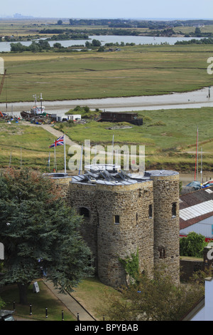 Ypres Tower, segala, East Sussex, Inghilterra. Costruito nel 1249 da Enrico III per la protezione contro le incursioni francesi sulla città. Foto Stock