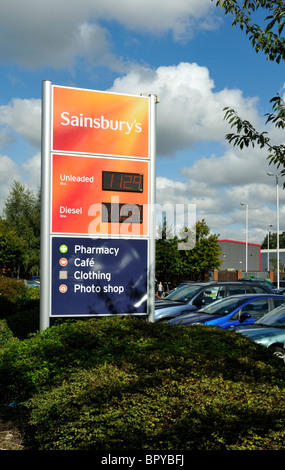 2010 Settembre supermercato Sainsburys prezzo carburante, UK. Foto Stock