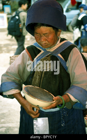 Cucina di una specialità locale in un villaggio Naxi, Yunnan, Cina Foto Stock
