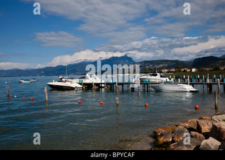Barche a motore sul Lago di Garda, Veneto, Italia Foto Stock
