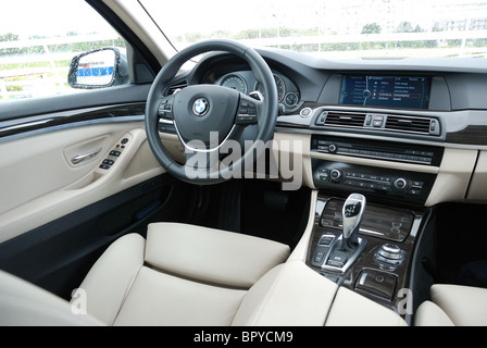 BMW 535i - il mio 2010 - colore grigio metallico - Premio tedesco di classe superiore sedan, segmento E (executive) - interno, posto di guida, cabina Foto Stock