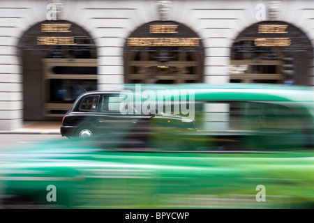 Taxi passando il Ritz Hotel Londra Foto Stock