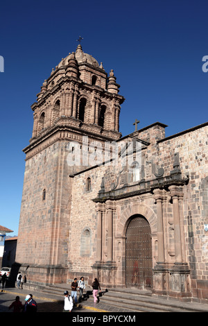 Torre della chiesa di Santo Domingo e ingresso laterale, Cusco, Perù Foto Stock