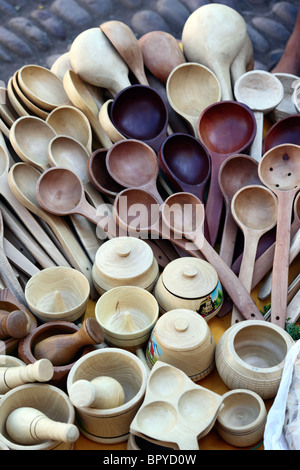 Cucchiai di legno e attrezzi da cucina in vendita a Pisac Market , Valle Sacra , Perù Foto Stock