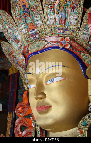 Monumentale ornati golden, ha incoronato la statua di Buddha a Thiksey monastero buddista vicino a Leh Ladakh India del nord. Foto Stock