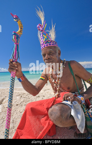 Ritratto di Papua con un tradizionale copricapo Foto Stock