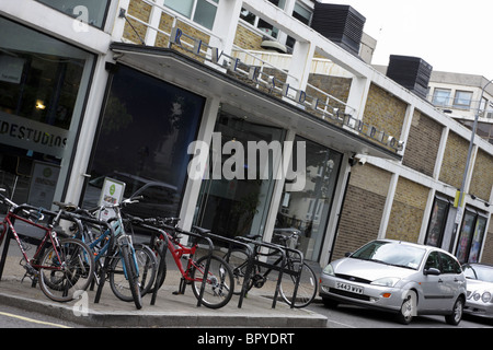 Aspetto angolata all'ingresso principale del Riverside Studios edificio in Crisp Road,Hammersmith nella zona ovest di Londra. Foto Stock