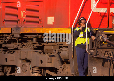 Un Canadese merci nazionale guide conduttore il suo locomotori in cantiere in Homewood, IL. Foto Stock