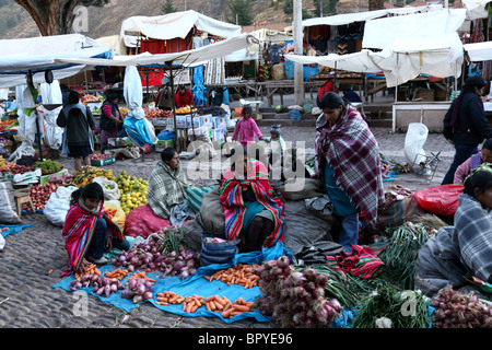 Vista su bancarelle di ortaggi a Pisac Market , Valle Sacra , Perù Foto Stock