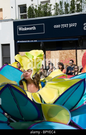 Chiusura del fiore, masquerade caucasica donne che danzano al carnevale di Notting Hill, 2010, Londra, Inghilterra, Regno Unito, Europa, UE Foto Stock