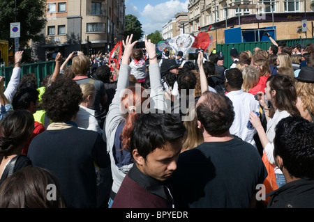 I popoli in alto le mani con le fotocamere per scattare una foto al carnevale di Notting Hill, 2010, Londra, Inghilterra, Regno Unito, Europa, UE Foto Stock