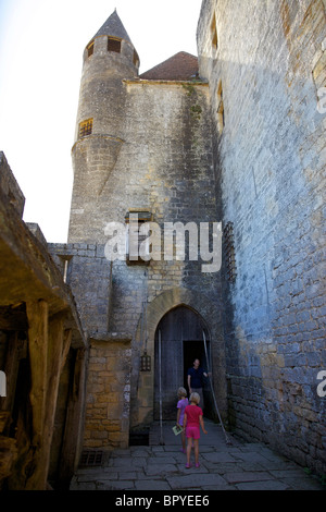 Ingresso alla parte vecchia del Castello di Beynac in Dordogne Francia Foto Stock