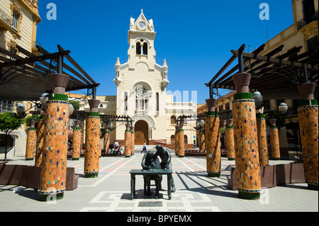 Menendez Pelayo square e il Sagrado Corazon stile modernista e chiesa. Melilla.Spagna. Foto Stock