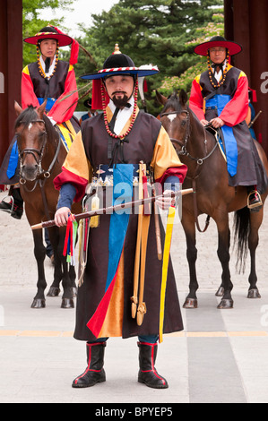 Sumunjang/Chamha e delle Guardie a Cavallo, Palazzo Deoksugung, cerimonia del cambio della guardia, Daehanmun Gate, Seoul, Corea del Sud Foto Stock