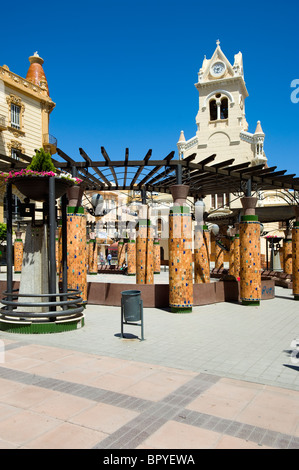 Menendez Pelayo square e il Sagrado Corazon stile modernista e chiesa. Melilla.Spagna. Foto Stock