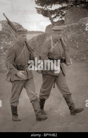 WW1 Esercito Tedesco soldati praticando il trapano a un campo di addestramento nel 1917 Foto Stock