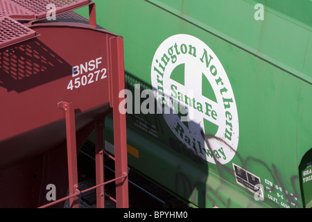 Due ferrovia BNSF tramoggia granella autovetture sedere nella classificazione gigantesco cantiere di Galesburg, IL. Foto Stock