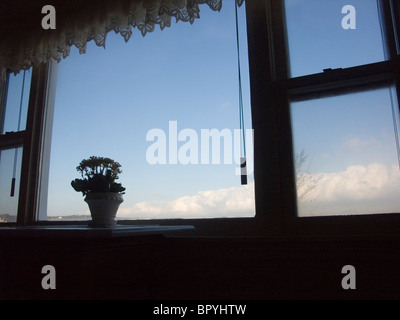 Guardando fuori della finestra di una casa sull'Isola di blocco Foto Stock