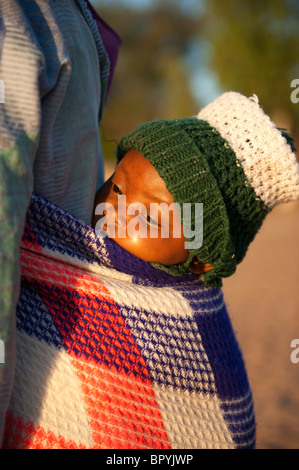 Bambino su madre torna, Cape Maclear, Malawi Foto Stock