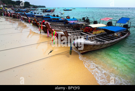 Barca dalla coda lunga sulla spiaggia di Krabi, Isola di Phi Phi in Thailandia Foto Stock