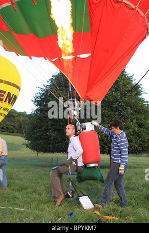 La mongolfiera pilota di un unico uomo palloncino con cestello non si prepara per il volo in Somerset England Regno Unito Foto Stock