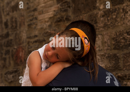 Il bambino tra le braccia del padre in Assisi Foto Stock