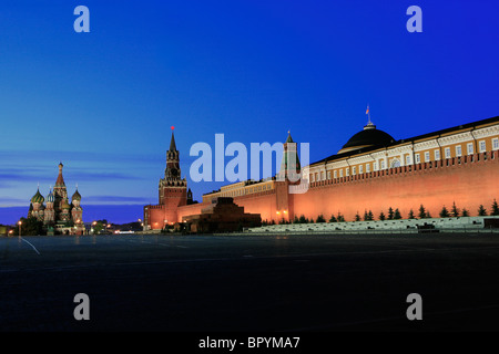 Vista generale della Piazza Rossa (San Basilio cattedrale, Salvatore's Tower, il senato e il mausoleo di Lenin) all'alba a Mosca, Russia Foto Stock