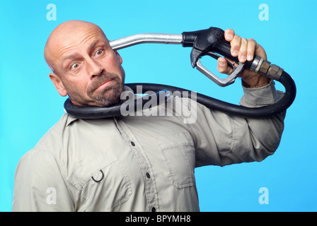 Uomo con un ugello di benzina contro la sua testa Foto Stock