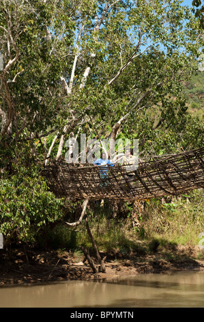 Cestello tradizionale ponte che attraversa il sud del fiume Rukuru, Kandewe village, Rumphi regione, Malawi Foto Stock